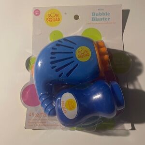 Sun Squad Mini Bubble Blaster New Sealed Summer Wet Fun Needs Batteries AAA